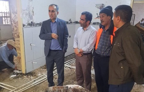 بازدید سرپرست شبکه بهداشت و درمان آشتیان از روند بازسازی خانه بهداشت بن‌چنار با مشارکت خیرین