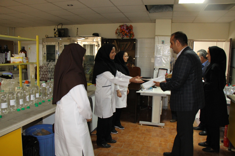 تقدیر و تشکر معاون بهداشت از پرسنل آزمایشگاه بمناسبت روز علوم آزمایشگاهی