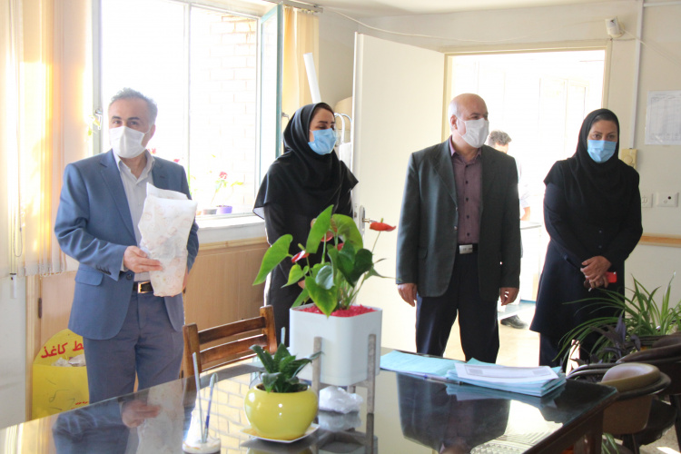 مراسم اهدا گل به همکاران حوزه بهداشت توسط معاون اجرایی، معاون فنی، رئیس گروه سلامت روان اجتماعی و اعتیاد و مسوول روابط عمومی مرکز بهداشت استان مرکزی  بمناسبت هفته سلامت روان، ۲۹ مهر ماه